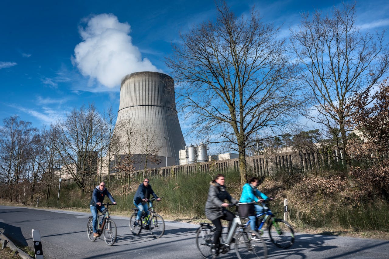 Kerncentrale Emsland staat op 35 kilometer van het Nederlandse Denekamp. Half april gaat hij dicht.