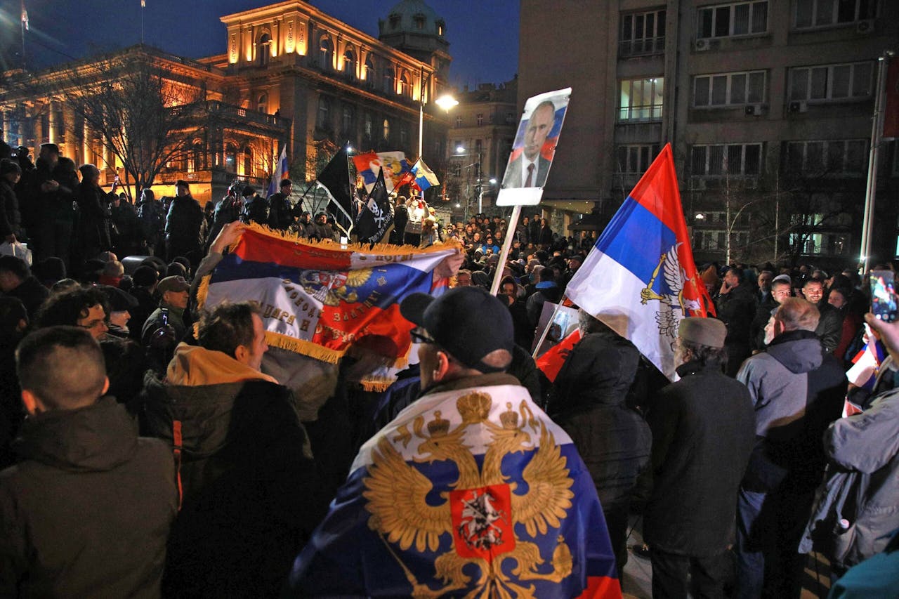 Extreemrechtse betogers bij het monument van de Russische tsaar Nikolaas II in het centrum van Belgrado.