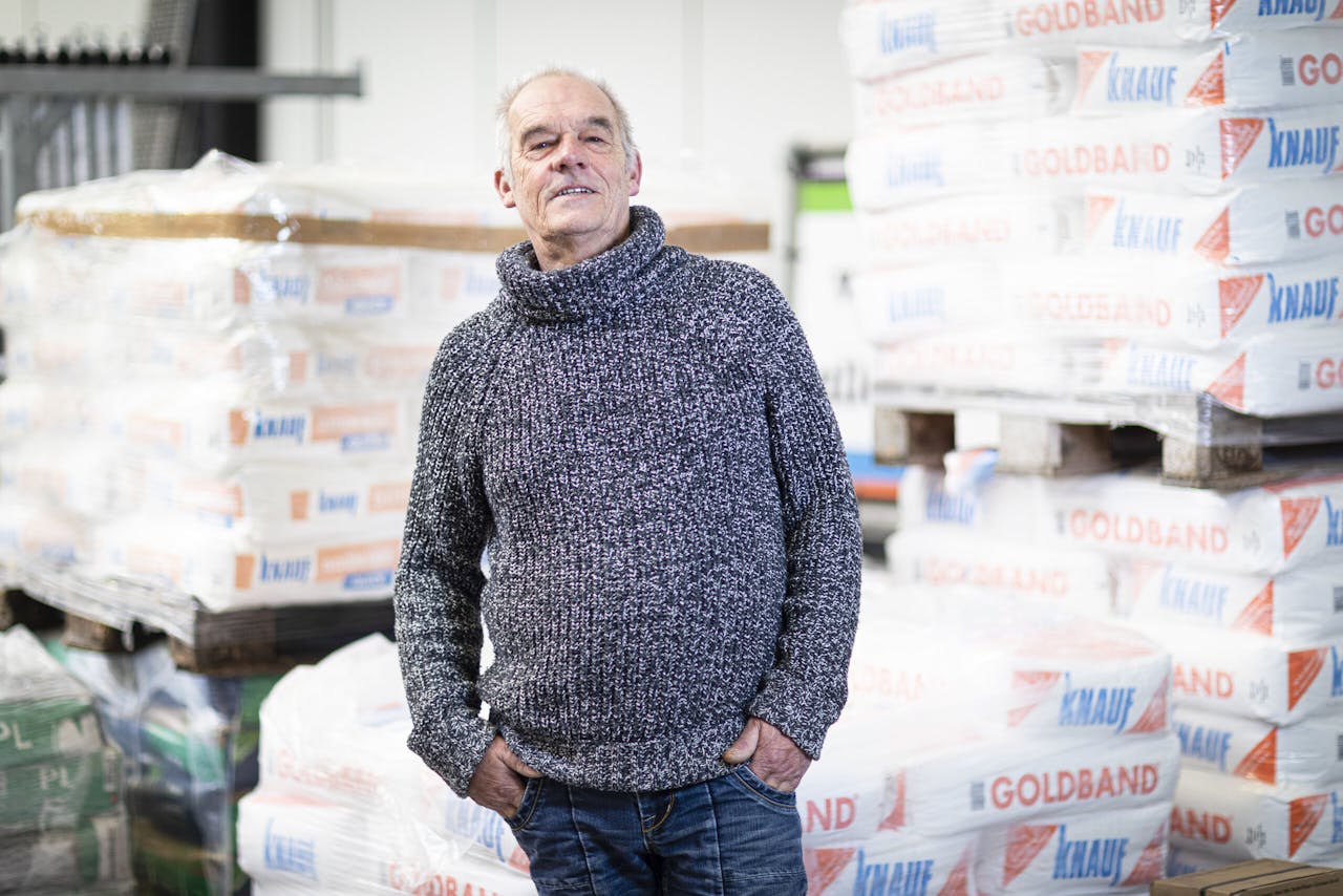 Stukadoor Nico van Hulst gaat na bijna 49 jaar zwaar lichamelijk werk met vroegpensioen.