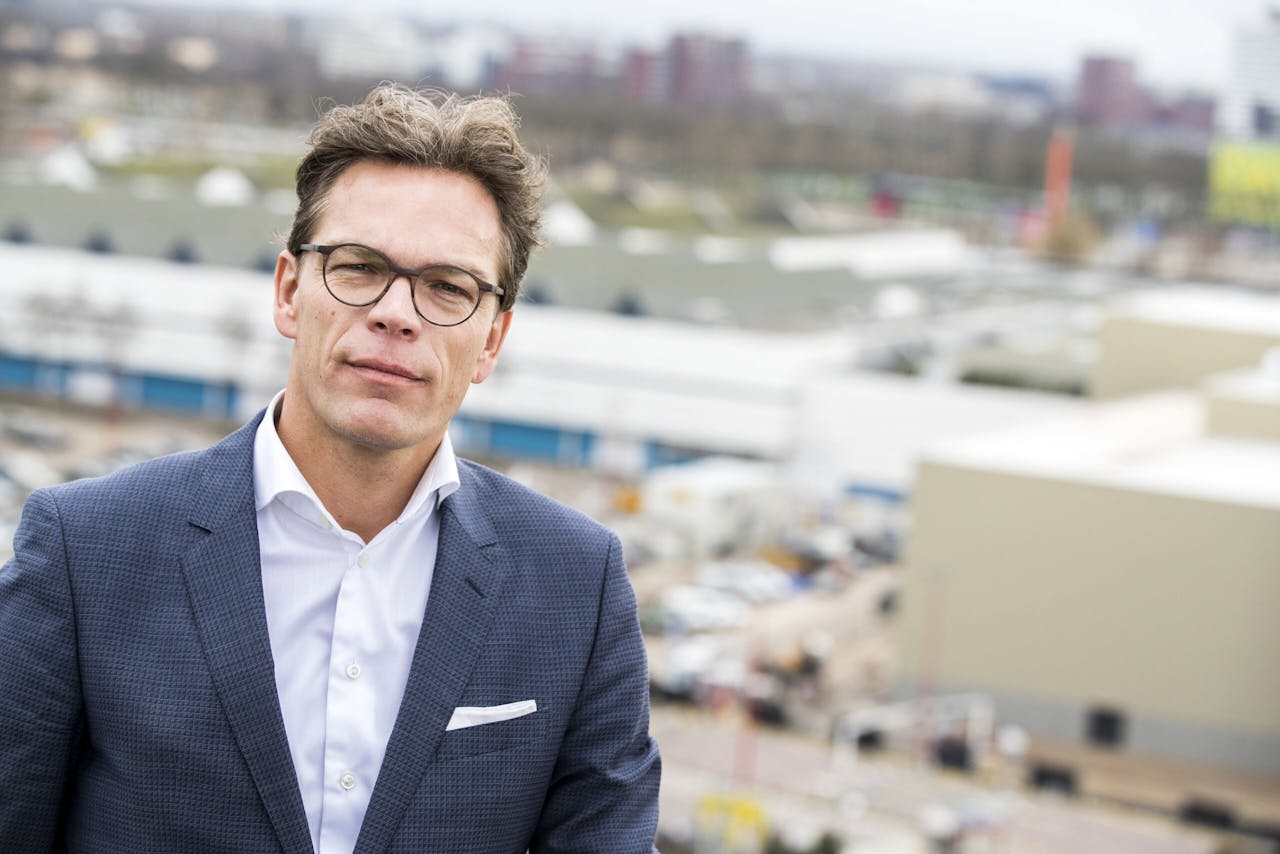 Albert Arp, met op de achtergrond Jaarbeurs Utrecht.