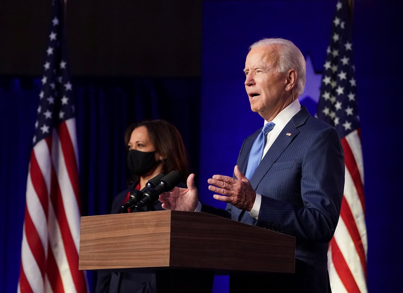 Joe Biden had rekening gehouden met een overwinningstoespraak, maar omdat de uitslag nog uitblijft, veranderde hij de inhoud. In plaats daarvan riep hij op tot eenheid. Naast Biden staat vicepresidentskandidaat Kamala Harris.