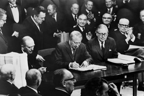 1972. Premier Edward Heath zet zijn handtekening onder de toetreding van het Verenigd Koninkrijk tot de Europese Gemeenschap.