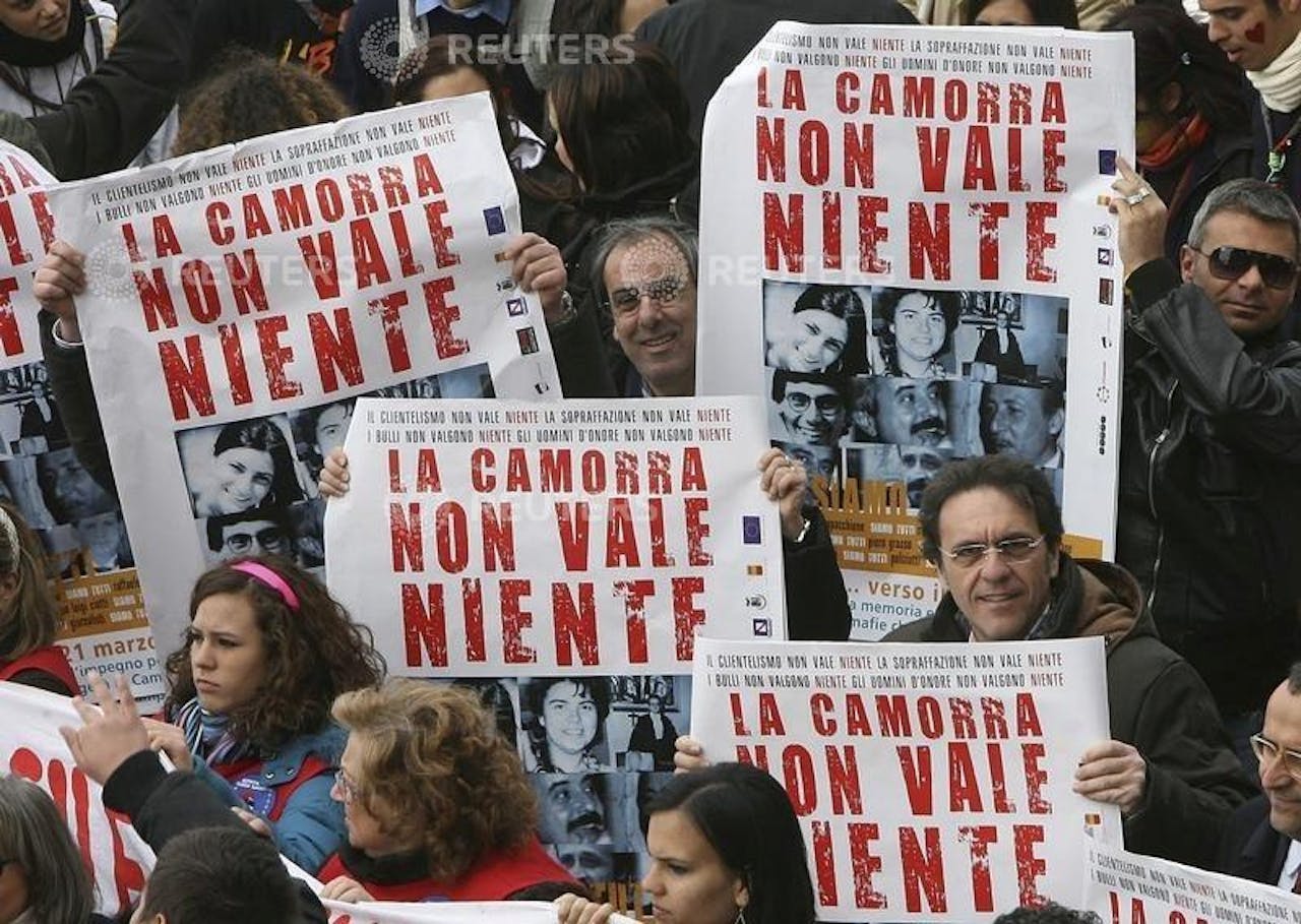 Napolitanen demonstreren tegen de camorra, die volgens hun protestborden 'niks waard is'.