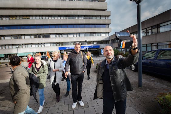 Vertrekkend personeel neemt nog een selfie bij het MC Slotervaart.