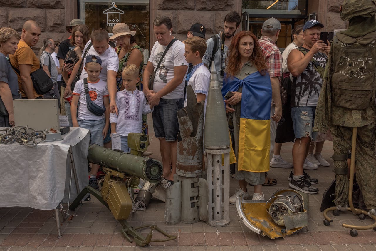 Uitgestald Russisch oorlogstuig in het centrum van Kiev. Sommige bezoekers hullen zich in het blauw en geel van de Oekraïense vlag.
