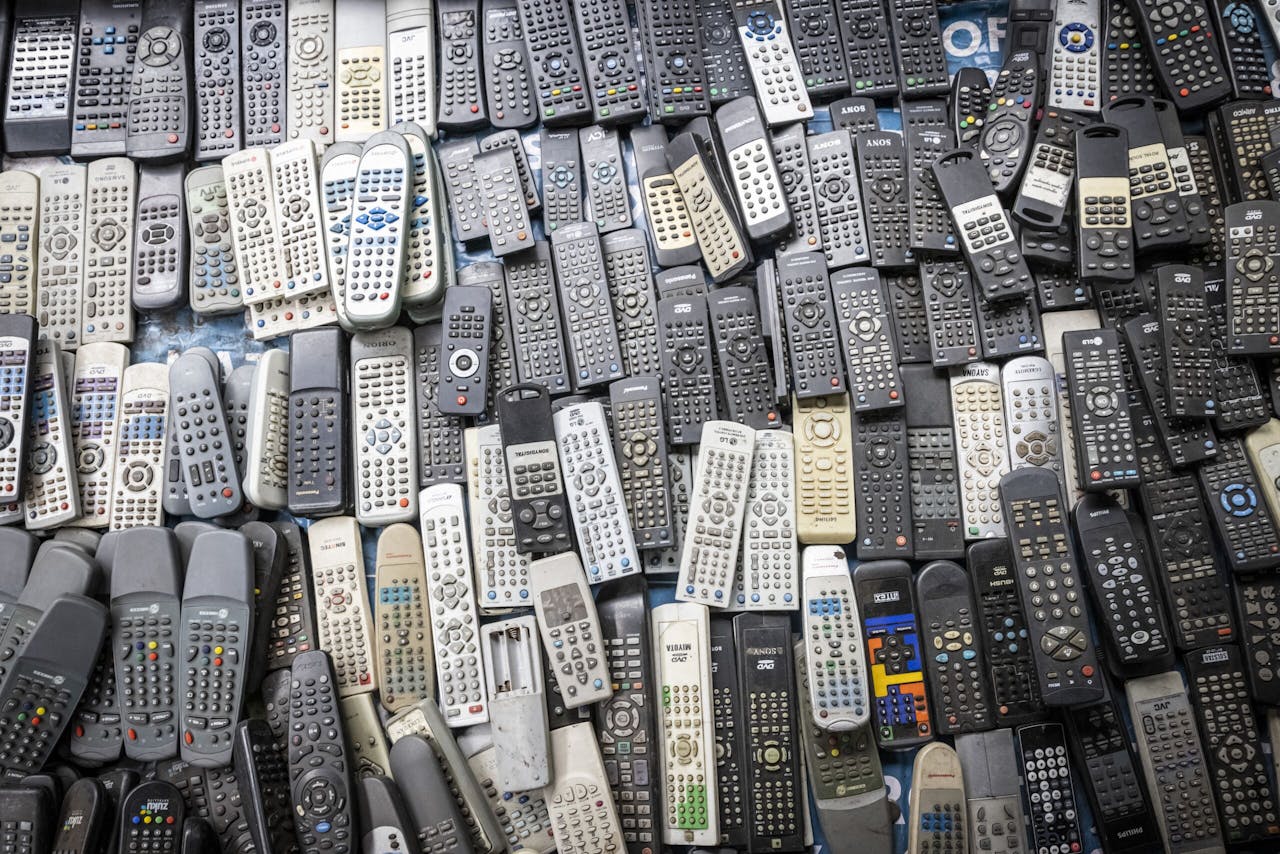 Tweedehands afstandsbedieningen worden te koop aangeboden in een Keniaans initiatief om elektronica-afval terug te dringen.