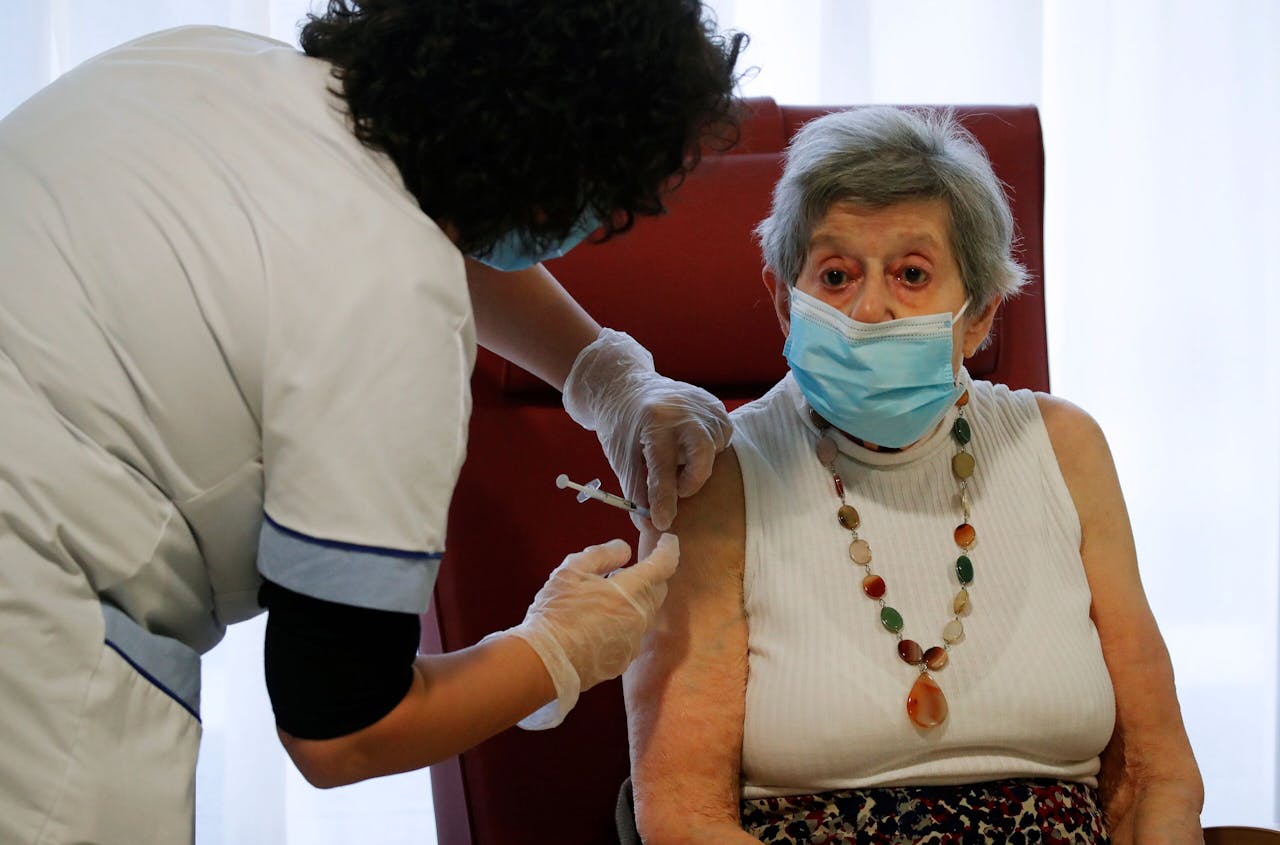 De 91-jarige Yvette Lornay krijgt in een verzorgingshuis in Bobigny bij Parijs het vaccin van Biontech/Pfizer toegediend.
