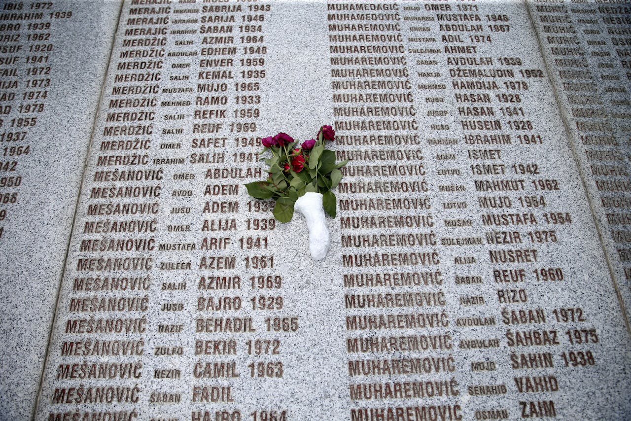 Het gedenkteken in Srebrenica.