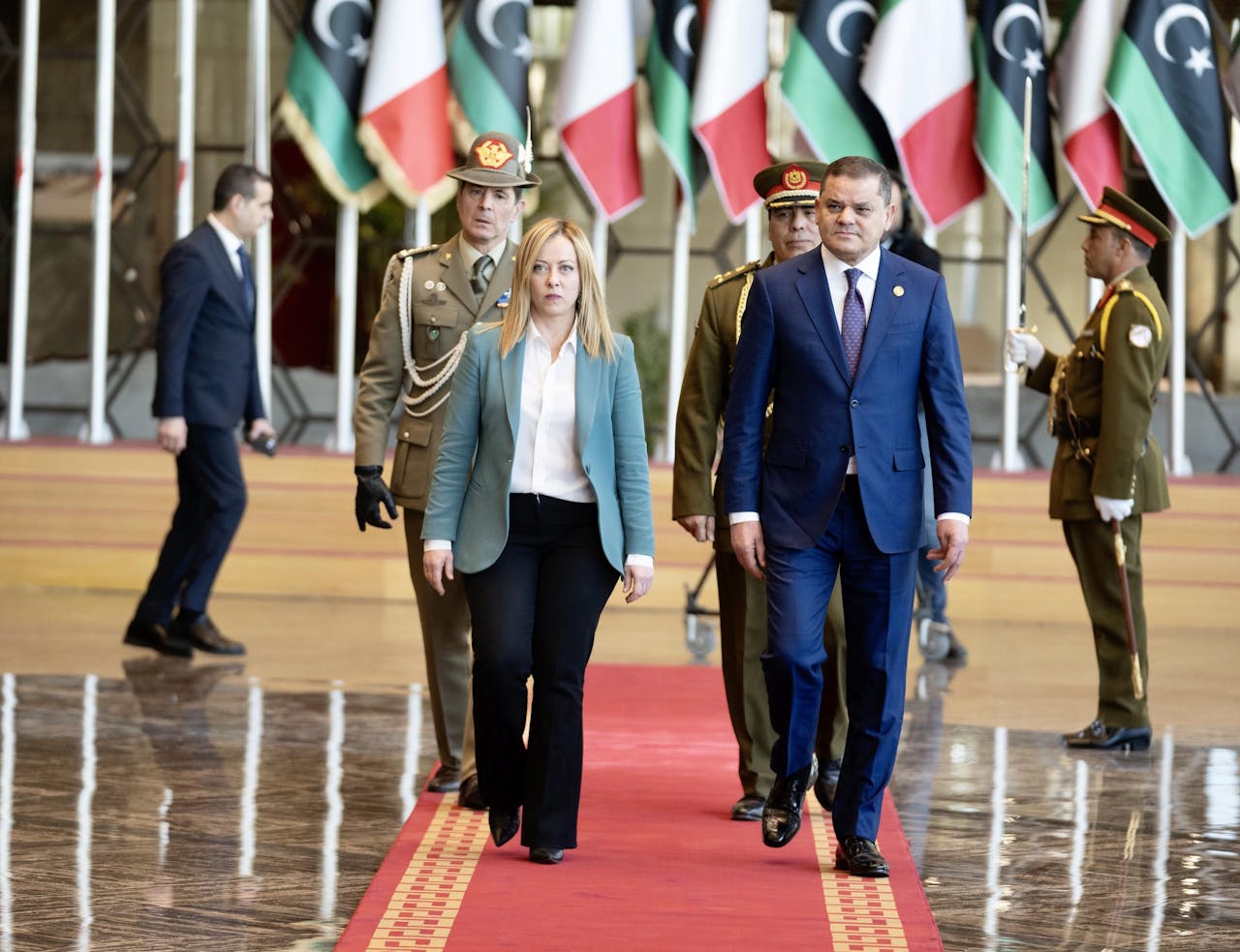De Italiaanse premier Giorgia Meloni en haar Libische collega Abdelhamid Dbeibah afgelopen zaterdag in Tripoli.
