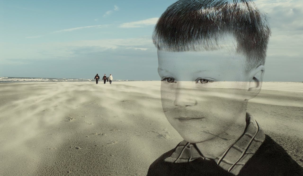 Het strand van  Schiermonnikoog is het breedste en leegste van Nederland, Europa, de wereld, het heelal.  Jeugdfoto: Koos  Dijksterhuis, 4 jaar oud.