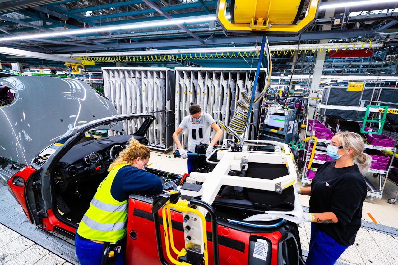 Medewerkers van VDL tijdens de pandemie. De autofabrikant werd een week geleden geraakt door een grote cyberaanval.
