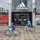 Storm van kritiek op Adidas na gebruik noodmaatregel regering