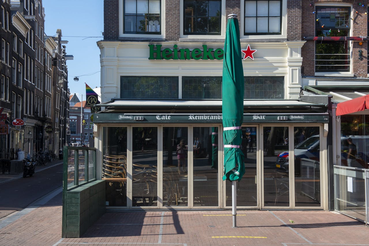 De Amsterdamse café's op het Rembrandtplein openden eind mei, aan de vooravond van het seizoen van de halfjaarcijfers, weer hun terrassen als een hoopvol teken. Analisten stellen nu niettemin hun winstverwachting voor een bedrijf als Heineken naar beneden bij nu dit seizoen wordt afgesloten.