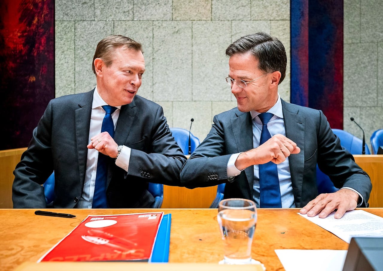 Minister voor Medische Zorg Bruno Bruins (l) en premier Mark Rutte geven elkaar een ellebooggroet in de Tweede Kamer.