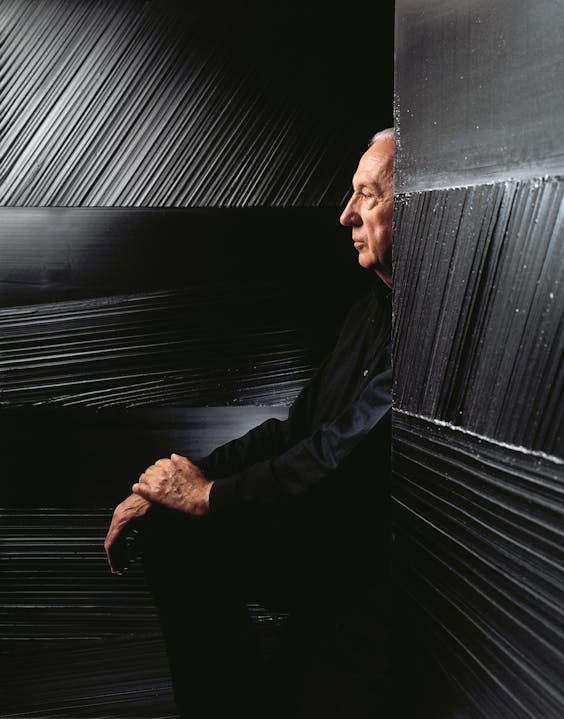 Pierre Soulages in 2002 gefotografeerd te midden van zijn zwarte canvassen.