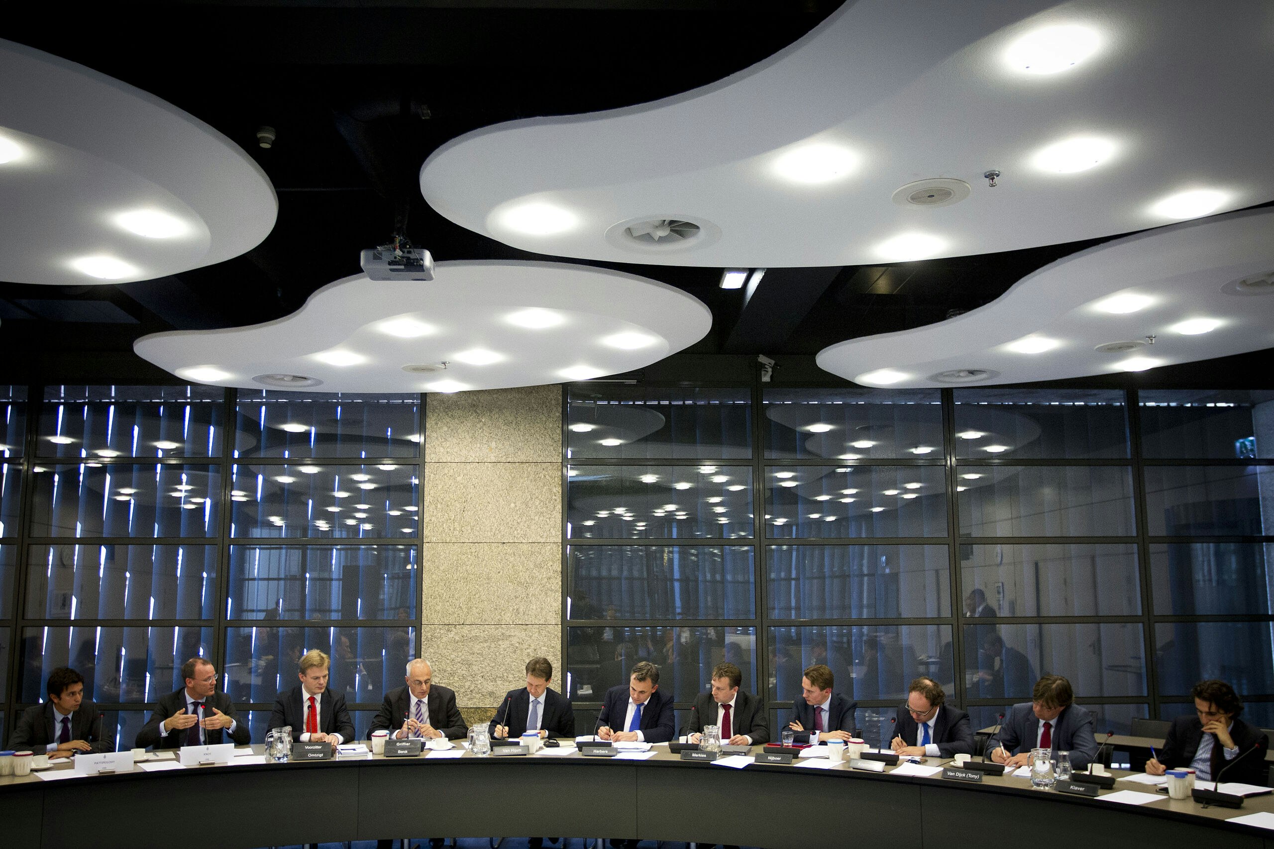 De vaste Kamercommissie voor Financiën laat zich bijpraten door DNB-president Klaas Knot over het opkoopprogramma.