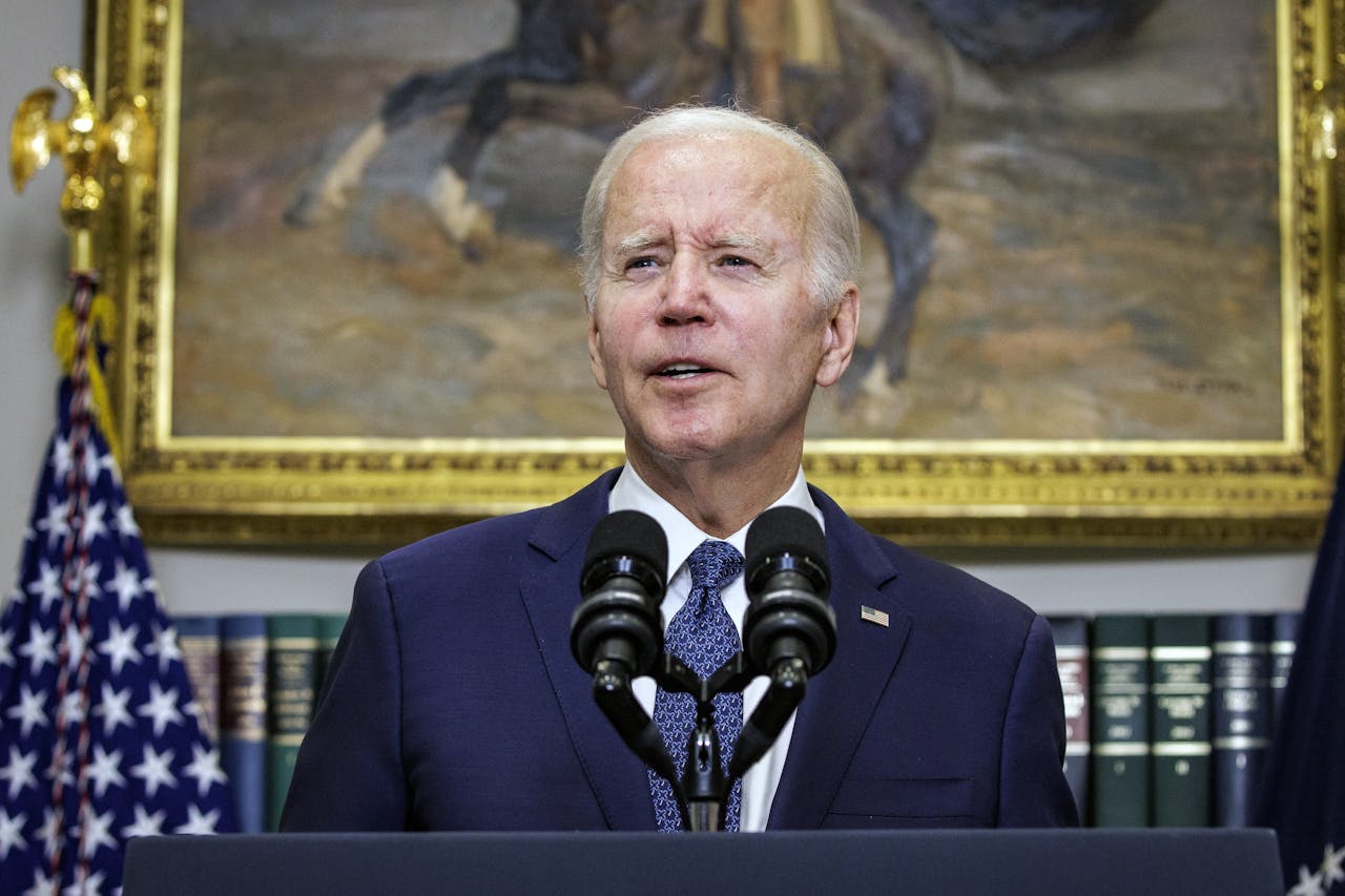 De Amerikaanse president Joe Biden omschrijft de deal over verhoging van het schuldenplafond, die hij sloot met de Republikeinse leider in het Huis van Afgevaardigden, Kevin McCarthy, als een 'compromis'.