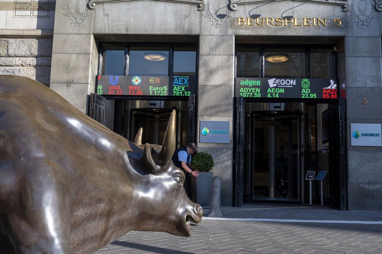 Een blik op betere tijden op het Damrak, toen de AEX voor het eerst sinds september 2000 boven de 700 punten uit kwam.