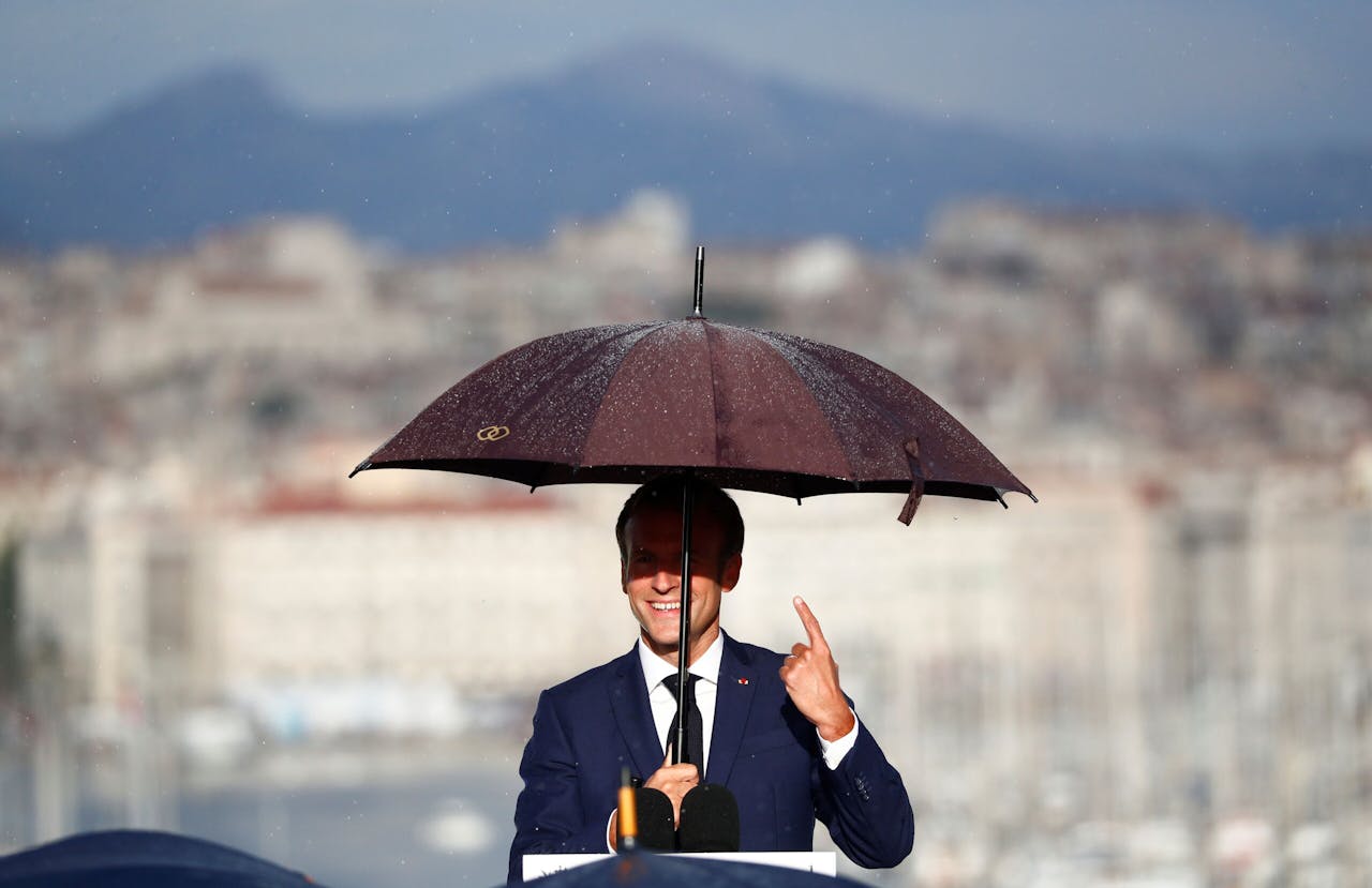 Un temporale investe il presidente Macron durante il suo discorso a Marsiglia.