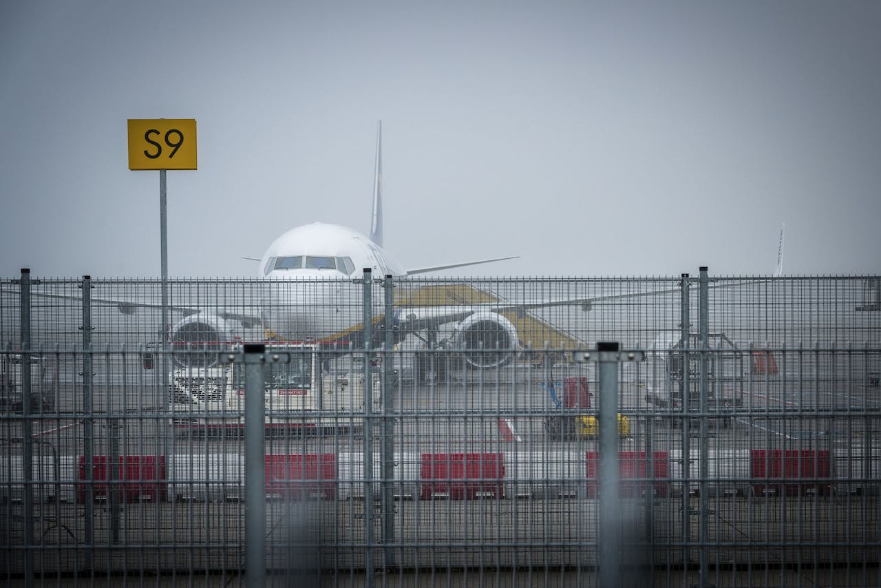 Een vliegtuig op Eindhoven Airport in de mist.