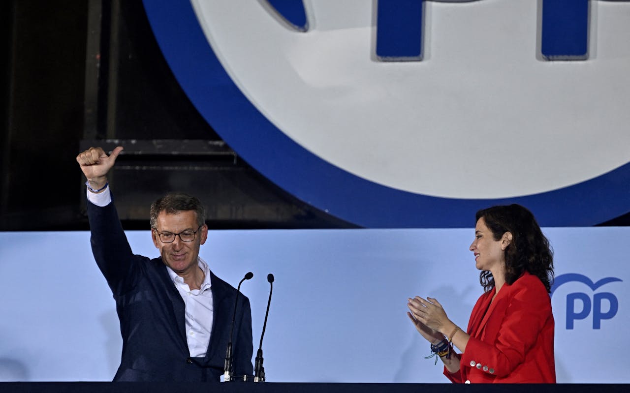 De leider van Partido Popular, Alberto Nunez Feijóo, viert de overwinning in lokale en regionale verkiezingen, samen met de herkozen president van de regio Madrid, Isabel Díaz Ayuso.