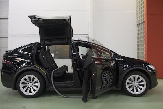 De Model X van taxibedrijf Bios is vaker in de garage te vinden dan op de weg.