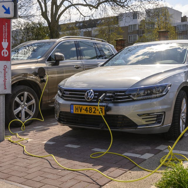 In 2030 mag geen enkele auto op benzine of diesel Amsterdam nog in In 2030 mag geen enkele auto op benzine of diesel Amsterdam nog in