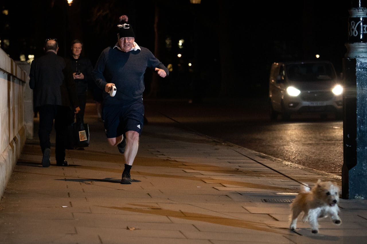 De Britse premier woensdagochtend tijdens het joggen met zijn hond Dilyn in het centrum van Londen.