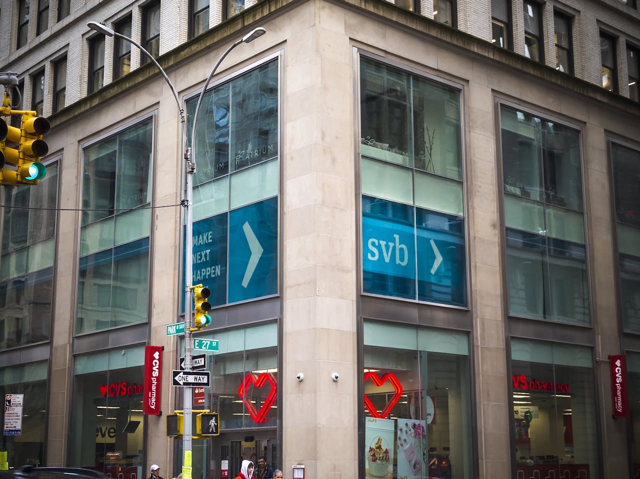 Een kantoor van de Silicon Valley Bank in New York. Het omvallen van de SVB markeert de grootste val van een bank sinds de financiële crisis van 2008.