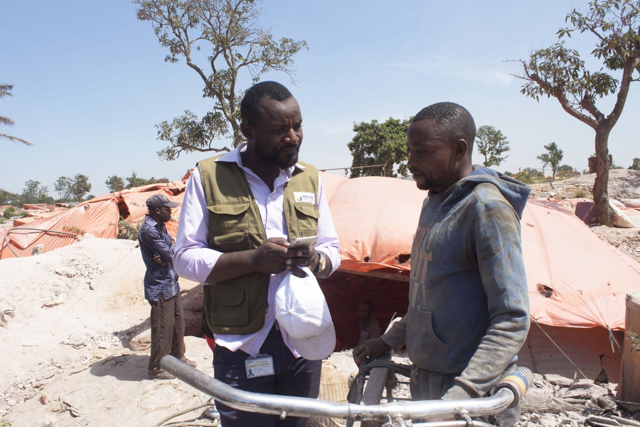 Een medewerker van RCS Global houdt toezicht op de Kasulo-mijn.