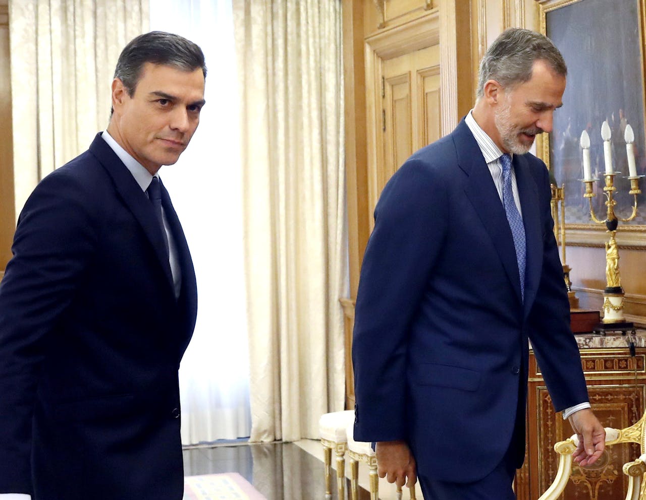 De Spaanse koning Felipe (rechts) ontving premier Pedro Sánchez dinsdag tijdens de laatste gesprekken over een regeringsformatie.