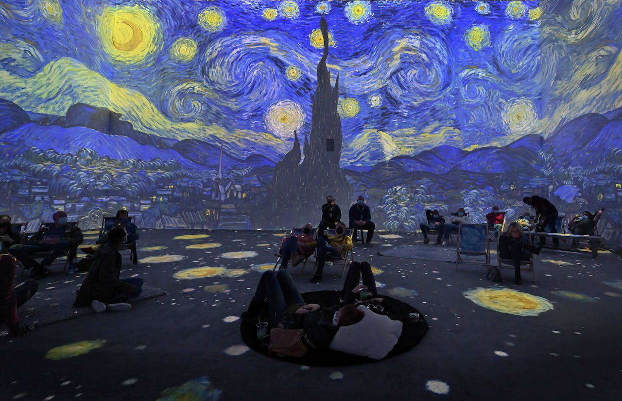 Projectie van 'De Sterrennacht' op 'Van Gogh: The Immersive Experience' in het Amerikaanse Upper Darby. Het is een van de vele 'onderdompelingstentoonstellingen' over de 19de-eeuwse schilder.