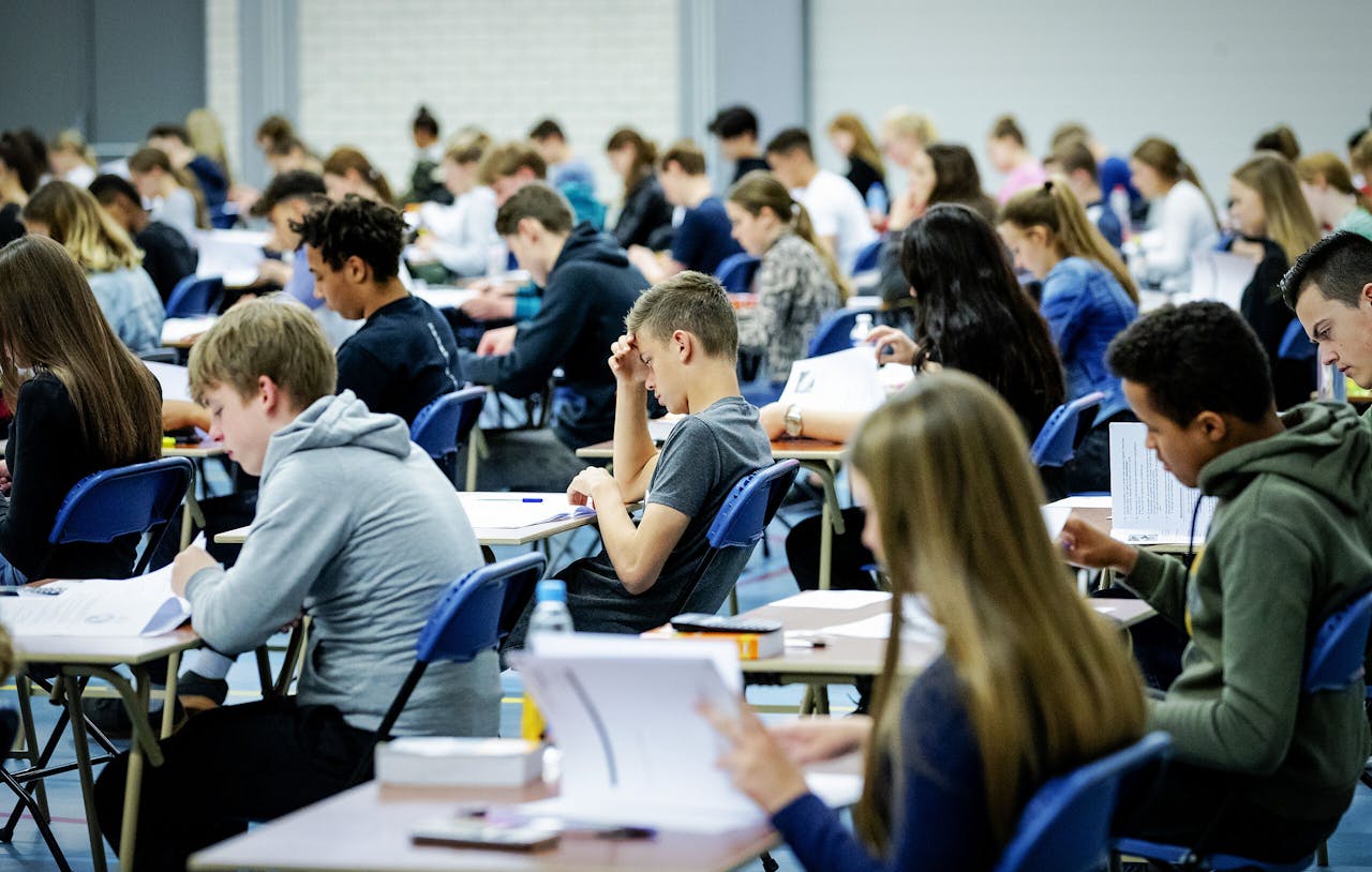 Leerlingen van een middelbare school doen examen biologie.
