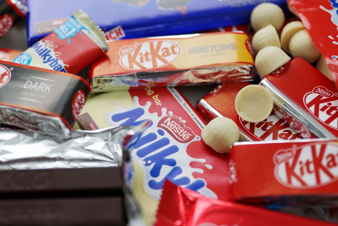 KitKats en Milkybars van Nestlé, 's werelds grootste voedingsfabrikant. Beleggers willen dat Nestlé meer gezond voedsel gaan verkopen.