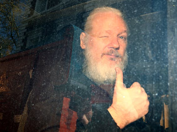 Julian Assange arriveert bij de Westminster Magistrates Court, na zijn arrestatie in Londen.