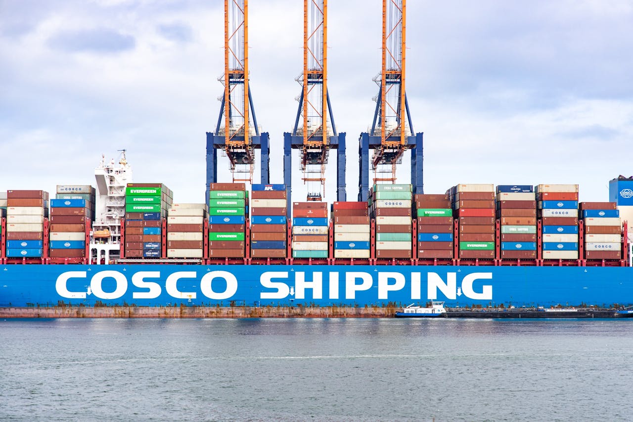 De afhankelijkheid van China is groot in de Rotterdamse haven: rond een kwart van de containeroverslag komt uit China. Cosco heeft sinds 2016 een belang van 35% in de Euromax-terminal in Rotterdam en levert drie van de tien bestuurders.