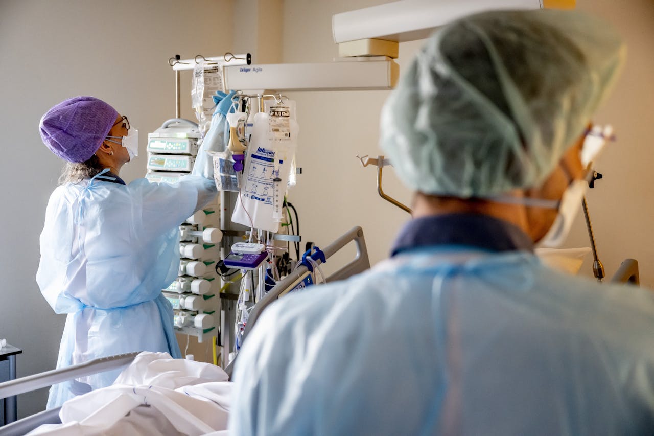 Verpleegkundigen in het Van Weel-Bethesda Ziekenhuis in Dirksland. Dit voorjaar leidden de vergoedingen die onder meer Pensioenfonds Zorg en Welzijn betaalt tot kritiek uit Den Haag.