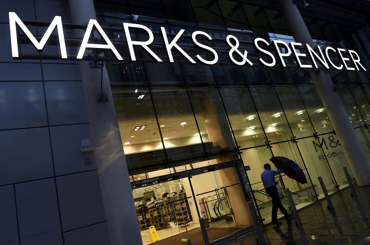 Marks & Spencer legt het op kledinggebied in de winkelstraat af tegen merken als Zara. De levensmiddelenafdeling doet het beter.
