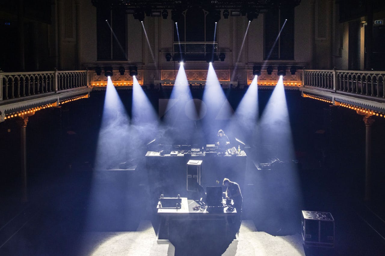 DJ Reinier Zonneveld bereidt zich in het Amsterdam Paradiso voor op de eerste clubavond sinds de coronalockdown.
