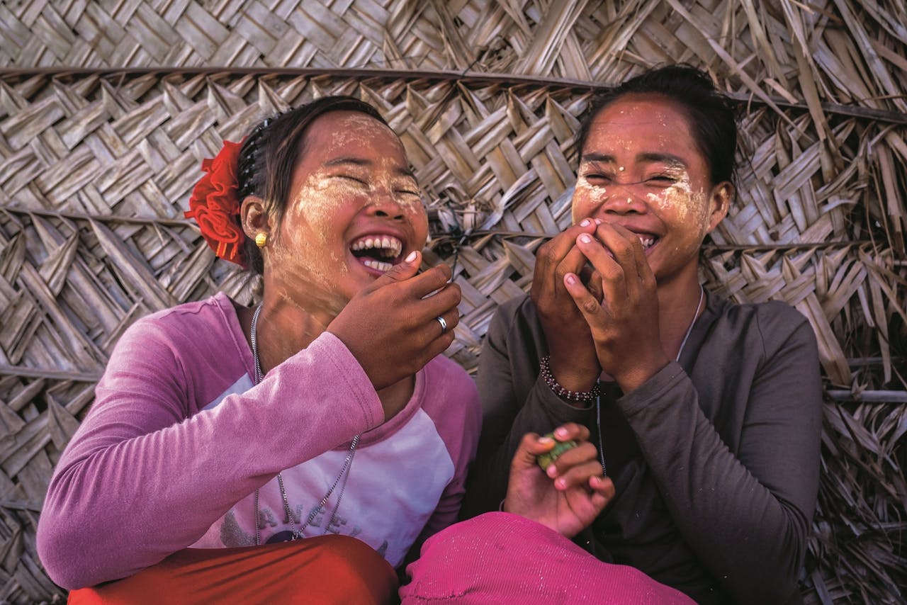 Bajau-vrouwen gebruiken bij wijze van zonnebrandcrème rijstemeel, ‘burak’ geheten.