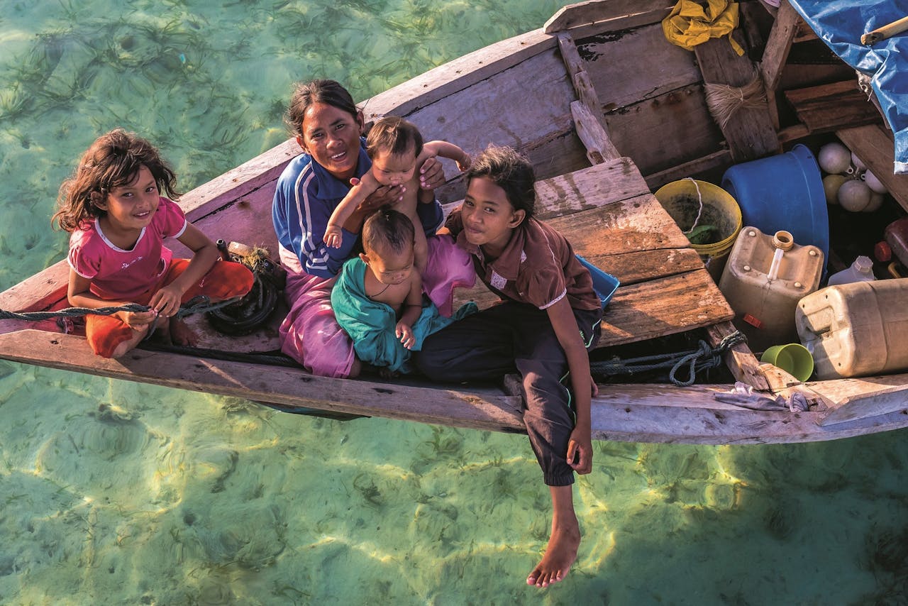 De Bajau leven zeer egalitair, zonder stamhoofd. Man en vrouw zijn gelijkwaardig.