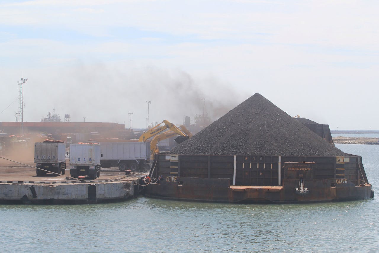 Kolenoverslag in de haven van Cirebon. ING steekt geld in de bouw van een tweede kolencentrale in de stad op Java.