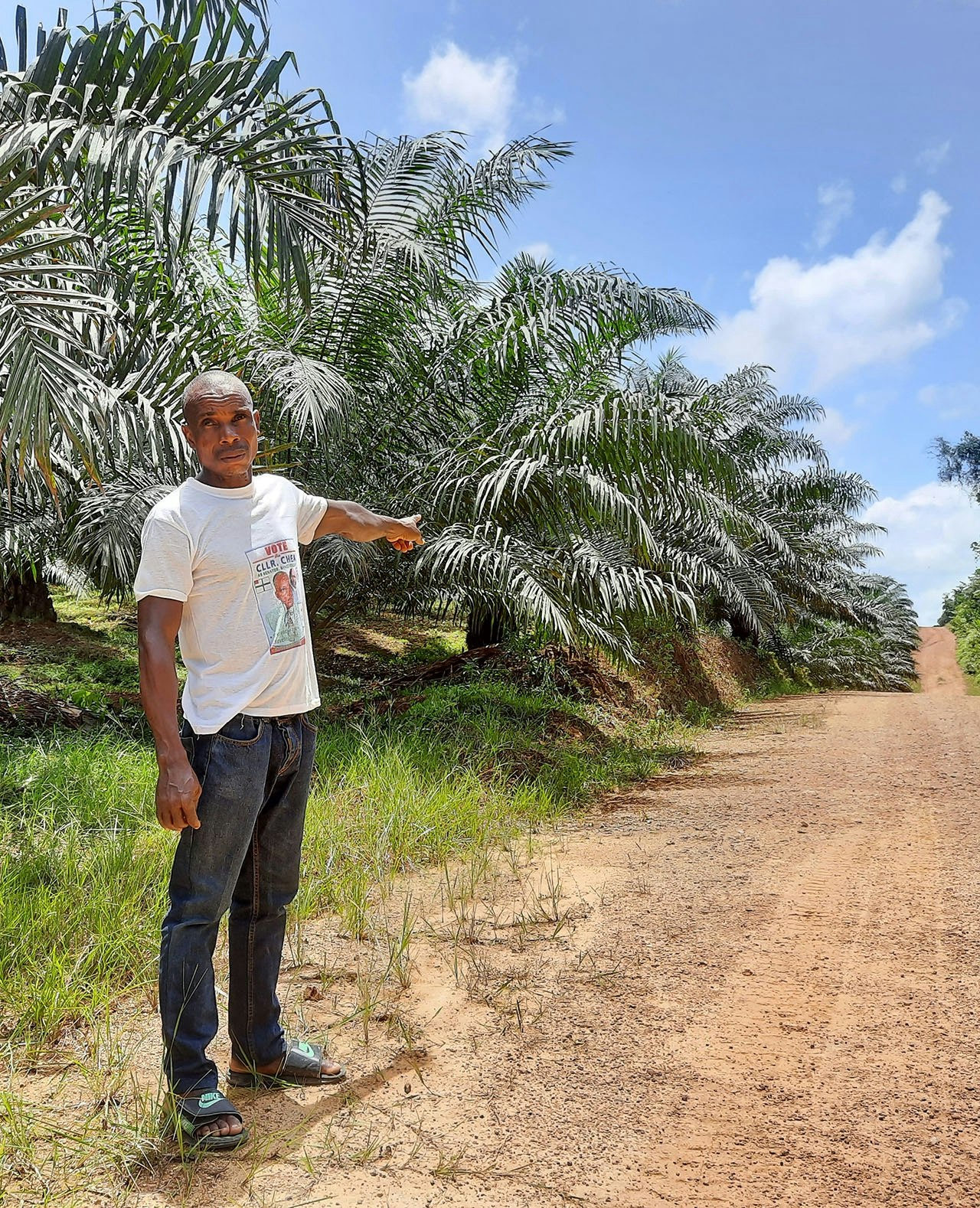 Occasious Sarckor wijst naar de grenzen van wat ooit zijn land was. Volgens de Liberiaanse boer is zijn land afgepakt door palmoliebedrijf Golden Veroleum, wat er een palmolieplantage voor in de plaats heeft gezet.