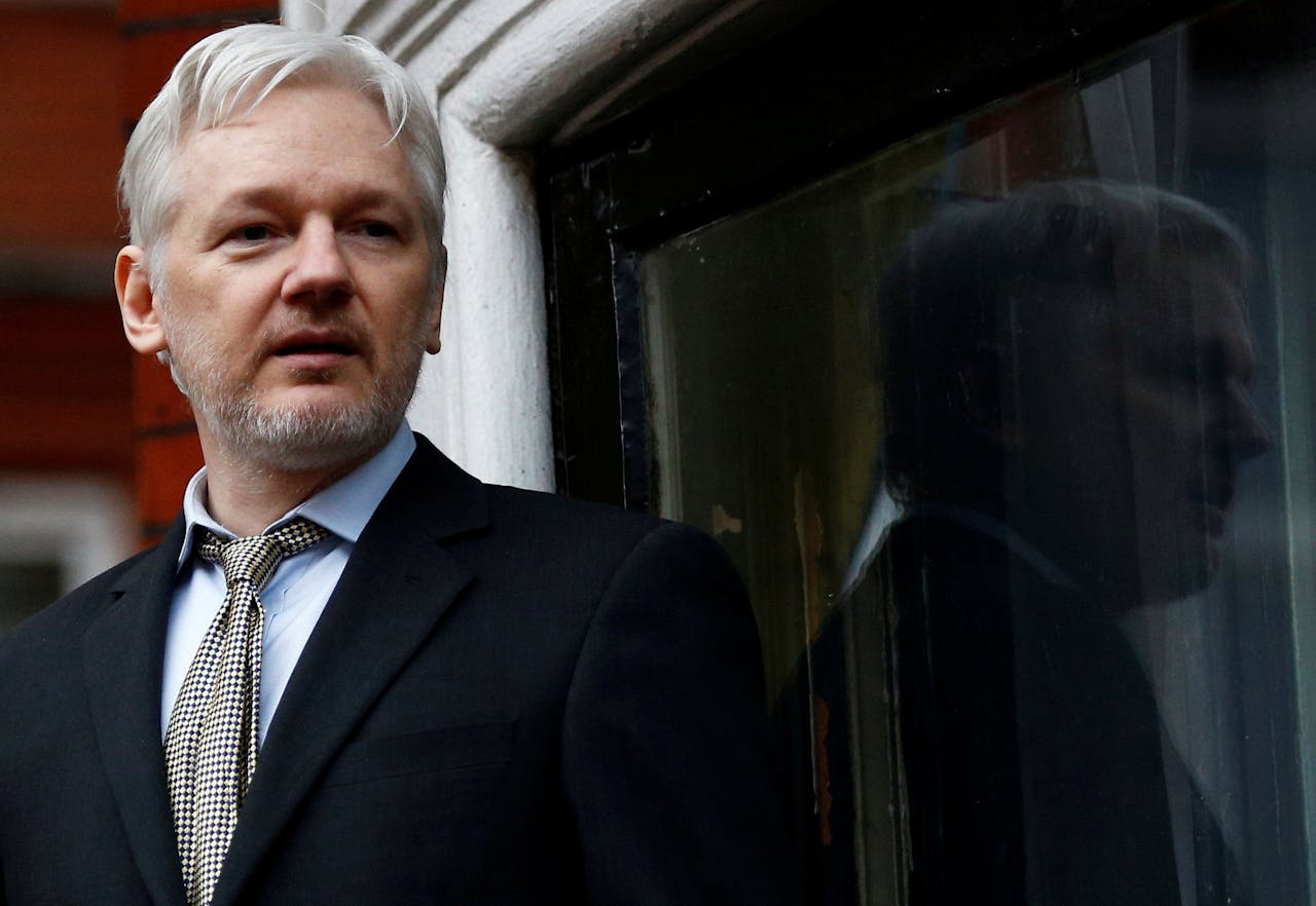 Archieffoto van WikiLeaks-oprichter Julian Assange, gefotografeerd in februari 2016, op het balkon van de ambassade van Ecuador in London.