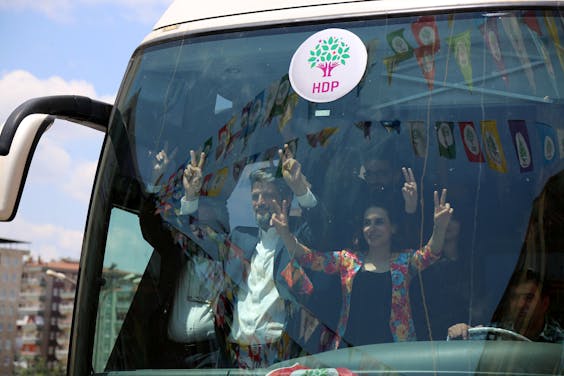 Leden van de pro-Koerdische partij HDP op verkiezingscampagne in Diyarbakir, Turkije.