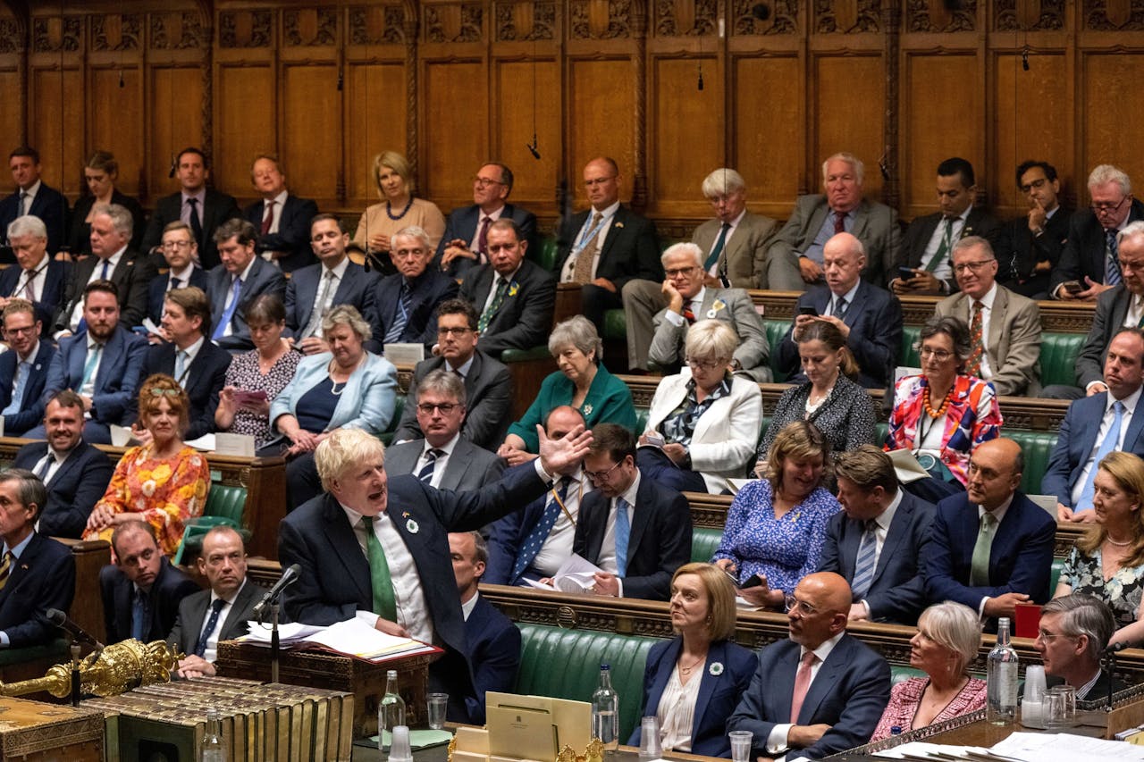 Boris Johnson in het Lagerhuis, de institutie die hij als premier misleid zou hebben.