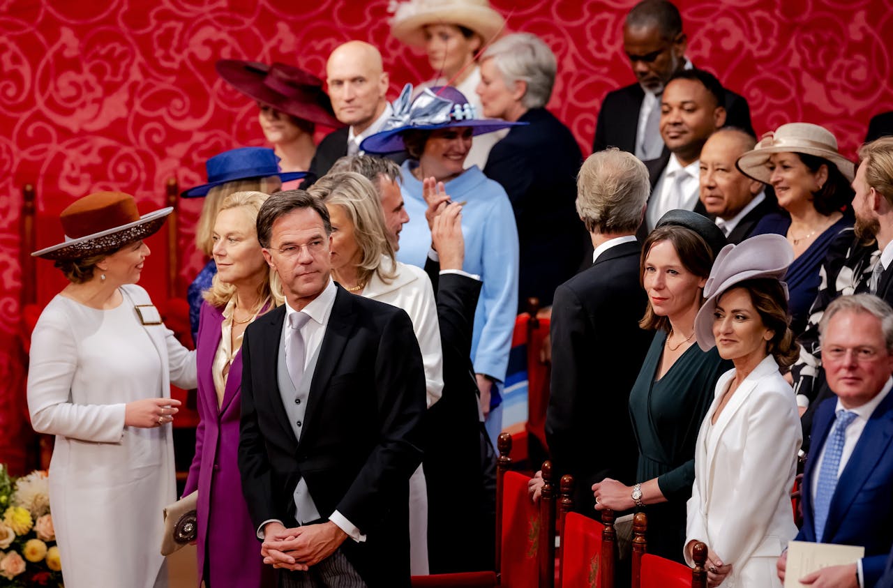 Minister-president Mark Rutte met leden van zijn vierde kabinet, dinsdag in de Koninklijke Schouwburg in Den Haag