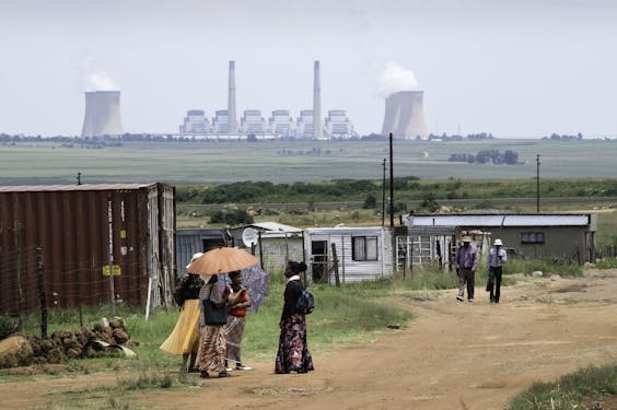 Een van de twee steenkolencentrales op steenworp afstand van het plaatsje Kriel, 150 kilometer ten oosten van Johannesburg. Kriel kent de op een na hoogste concentratie zwaveldioxide en de hoogste concentratie stikstofdioxide in de lucht ter wereld.