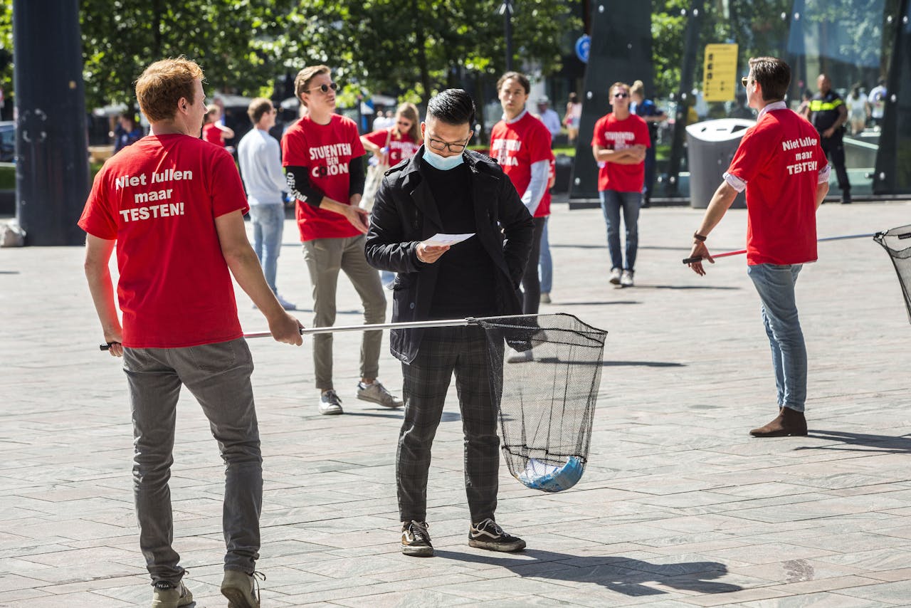Met de slogan 'Niet lullen, maar testen' zijn studenten in Rotterdam dinsdag een campagne gestart om medestudenten te wijzen op het belang van een test bij klachten die duiden op het coronavirus. Aanleiding is het aantal oplopende besmettingen onder studenten.