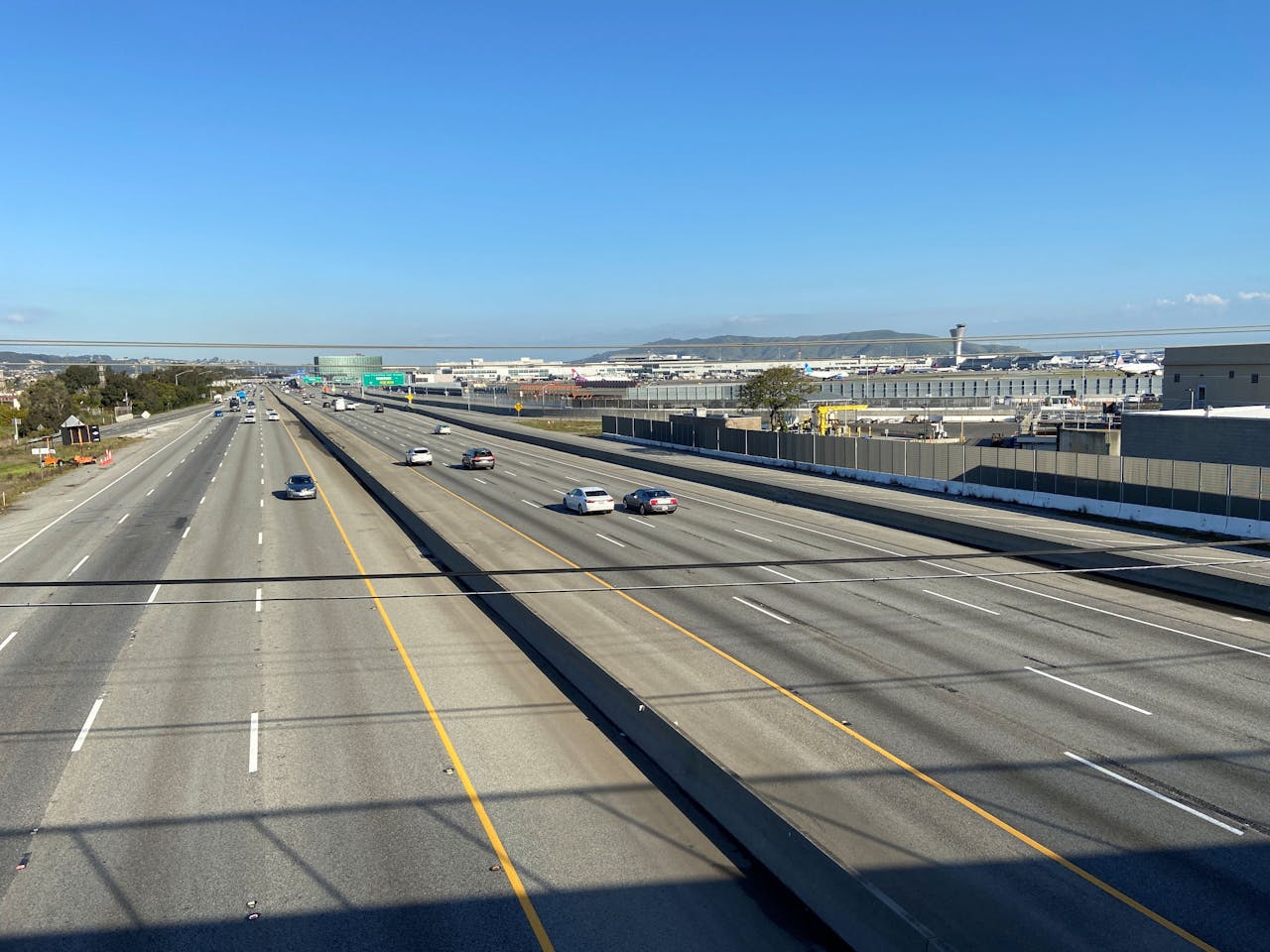 Op de highway 101, een van de twee verkeersslagaders tussen San Francisco en Silicon Valley, rijden nu slechts enkele auto's.